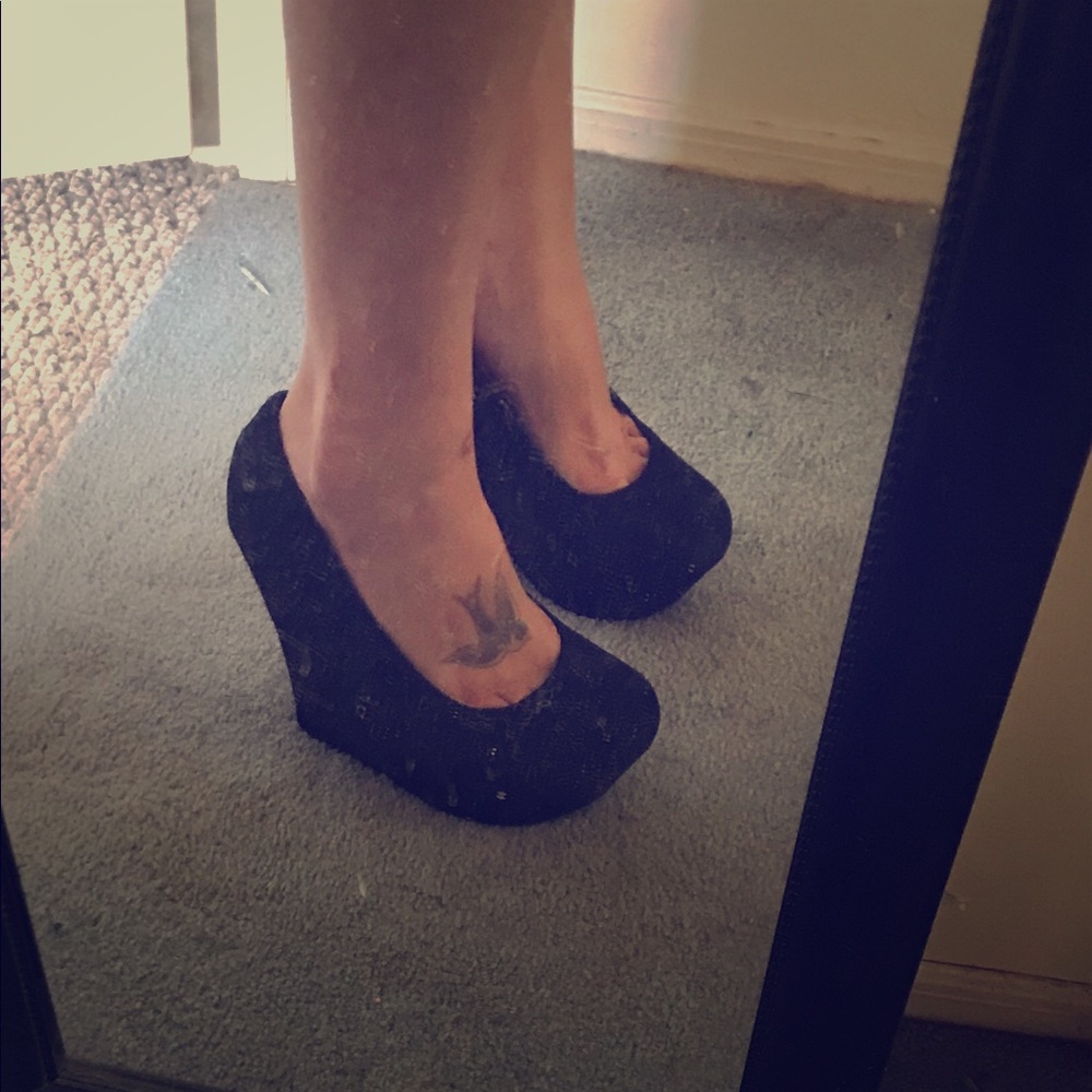 🌺 4 for $25🌺 Candies size 9 black suede wedges